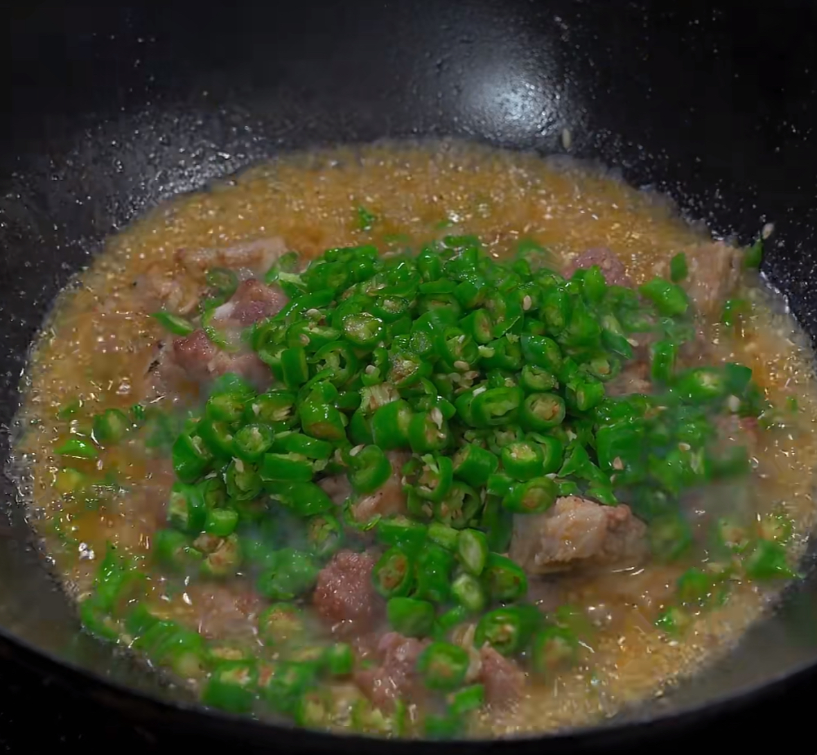 青椒闷排骨